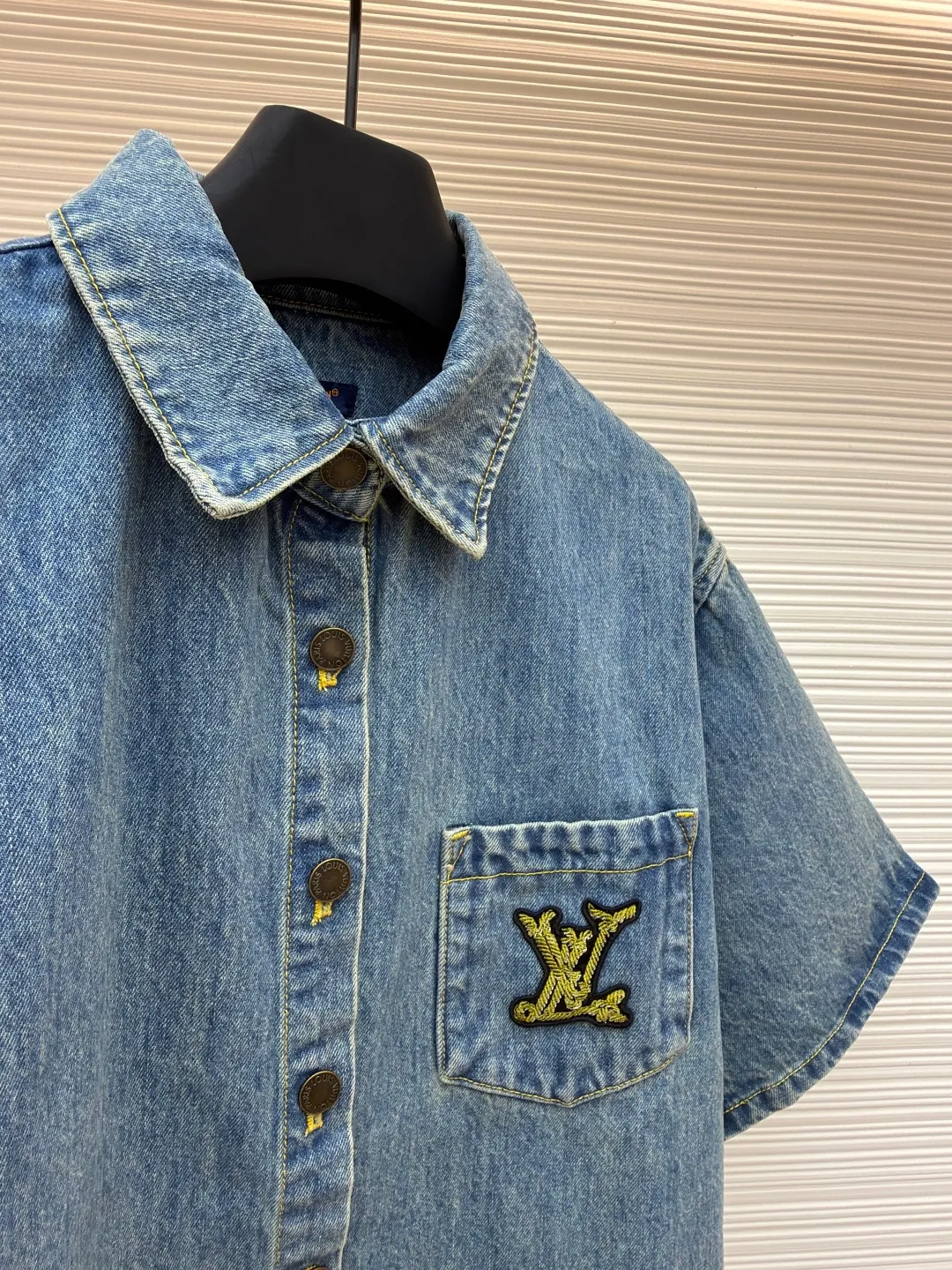 LOUIS VUITTON rope embroidered denim jacket ●Authentic product: purchased and developed for 10999 ●Item number: 1680835-A95 ●Fabric: denim fabric ●Technology: embroidery production ●Version: fitted version ●Weight: about 585 grams ●Size: 34-36-38 ●Description: The fabric is made of YB customized denim fabric, with straw rope embroidery design on the chest. The overall alignment is straight and delicate, the fabric is comfortable and soft, and the color is consistent without color difference. It can be matched with the same style to create a fashionable look and control various occasions. Customized accessories, complete with three standards, same style for men and women!
